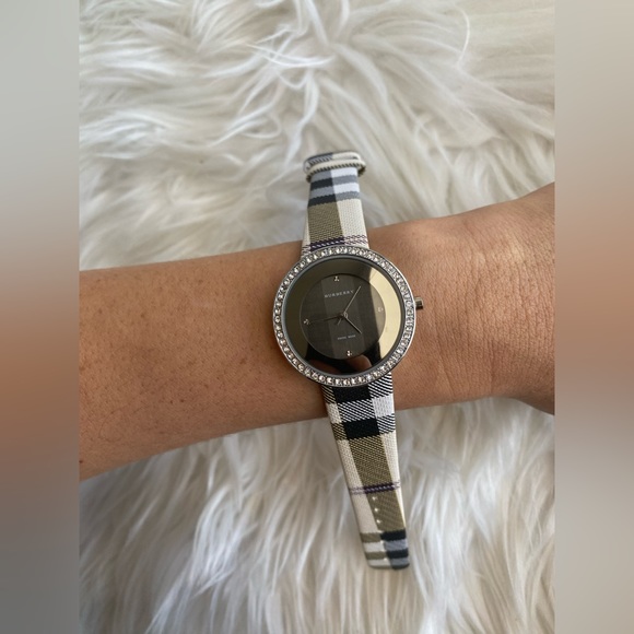 ✨Burberry rare diamond watch ✨genuine leather - Picture 1 of 9